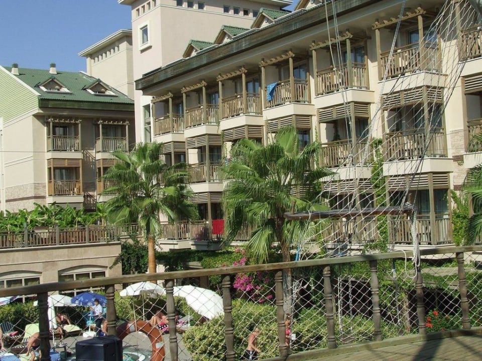 Blick vom Fischrestaurant auf die Balkone Can Garden Resort