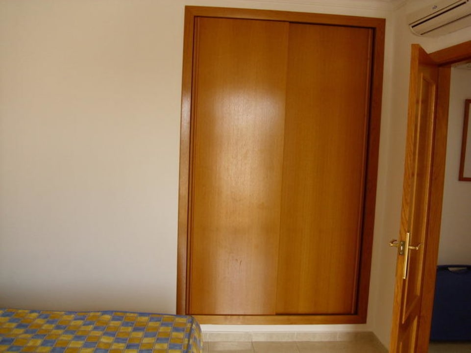 Einbauscharank im Schlafzimmer, sehr groß  Hotel Calema