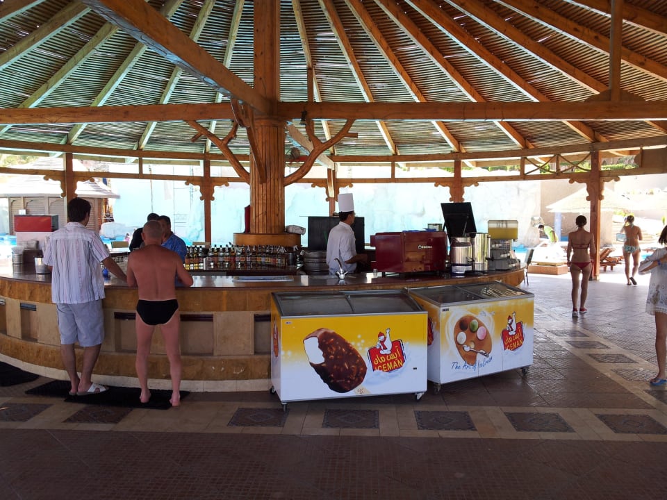 Бар у бассейна Serenity Alpha Beach