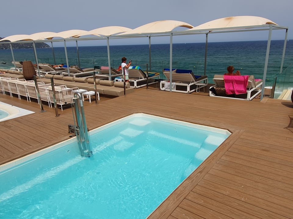 Pool Kyrat Amarac Suites