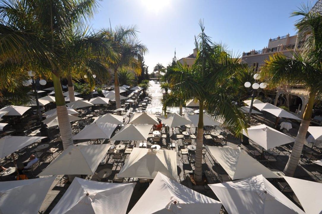 Terrasse zwischen den Restaurants Lopesan Villa del Conde Resort & Thalasso