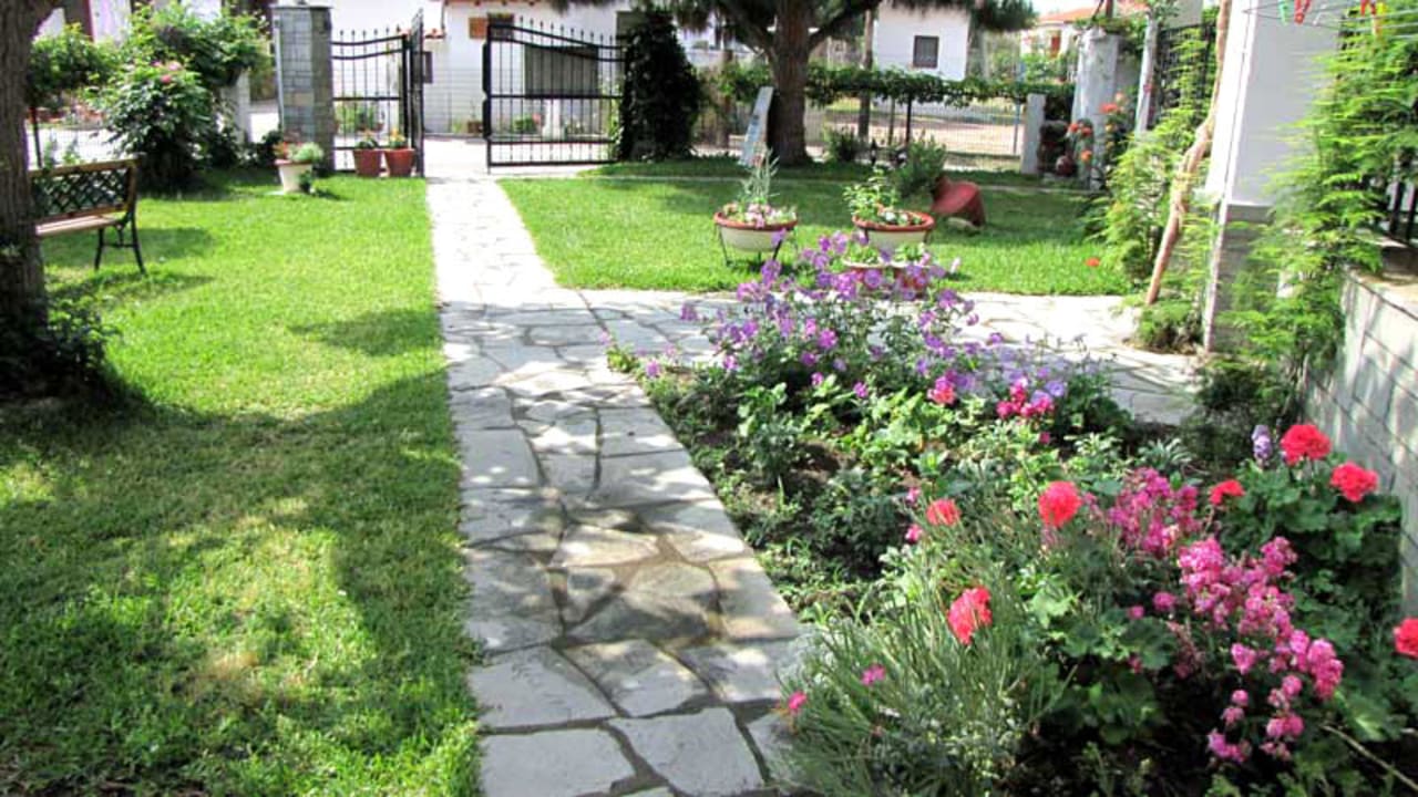 Teilansicht des Gartens Evristhenis House 1 & 2