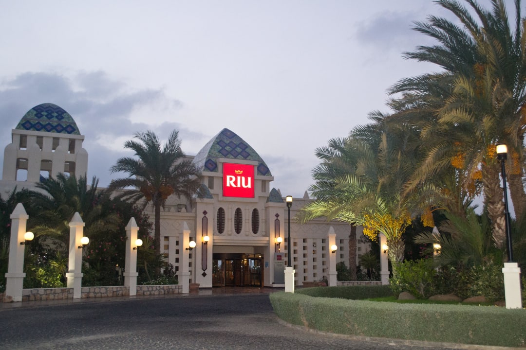 Hoteleingang Hotel Riu Karamboa