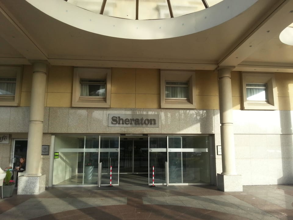 Haupteingang Sheraton Heathrow Hotel