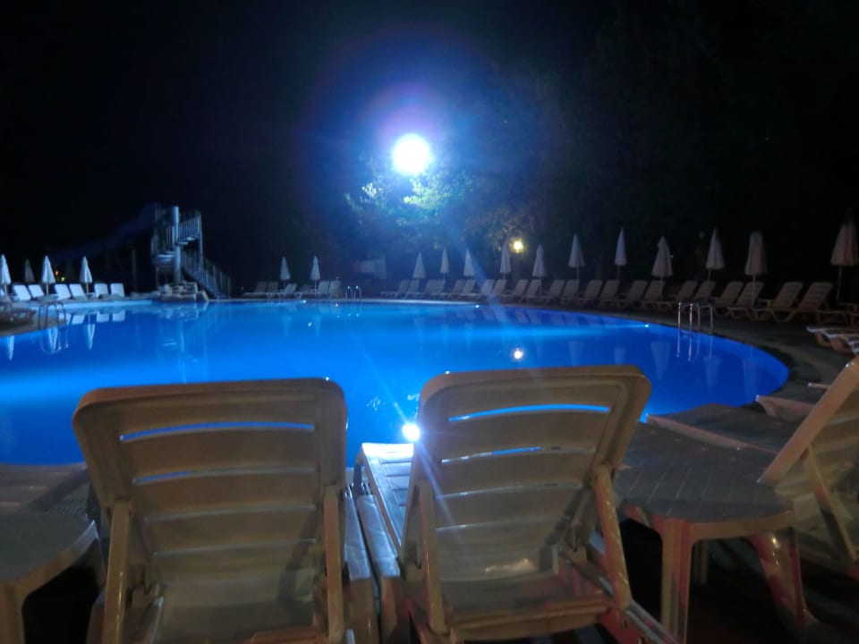 Beim Abendessen nach Sonnenuntergang Dosi Hotel
