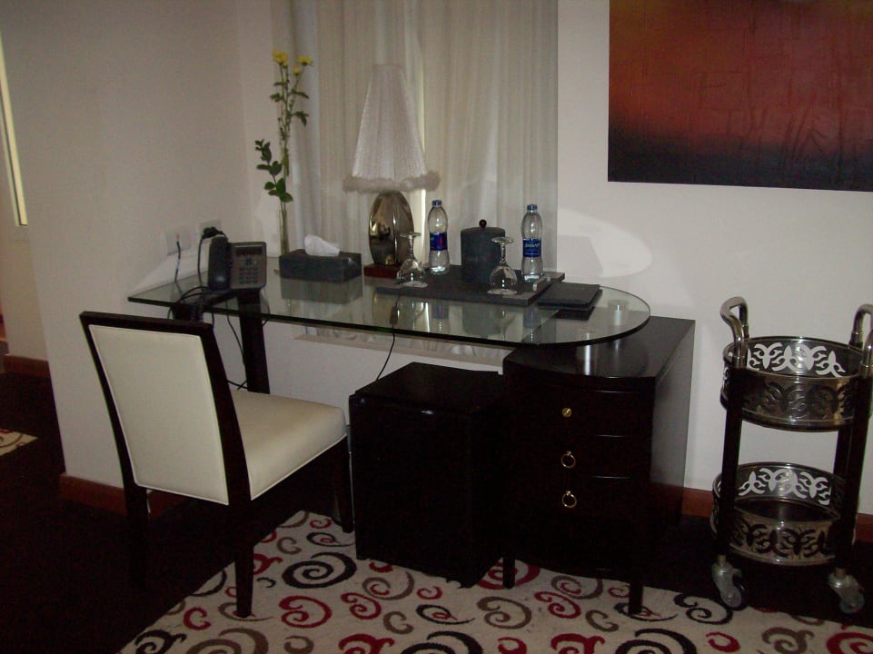 Schreibtisch - darunter die Mini Bar Premier Le Reve Hotel & Spa