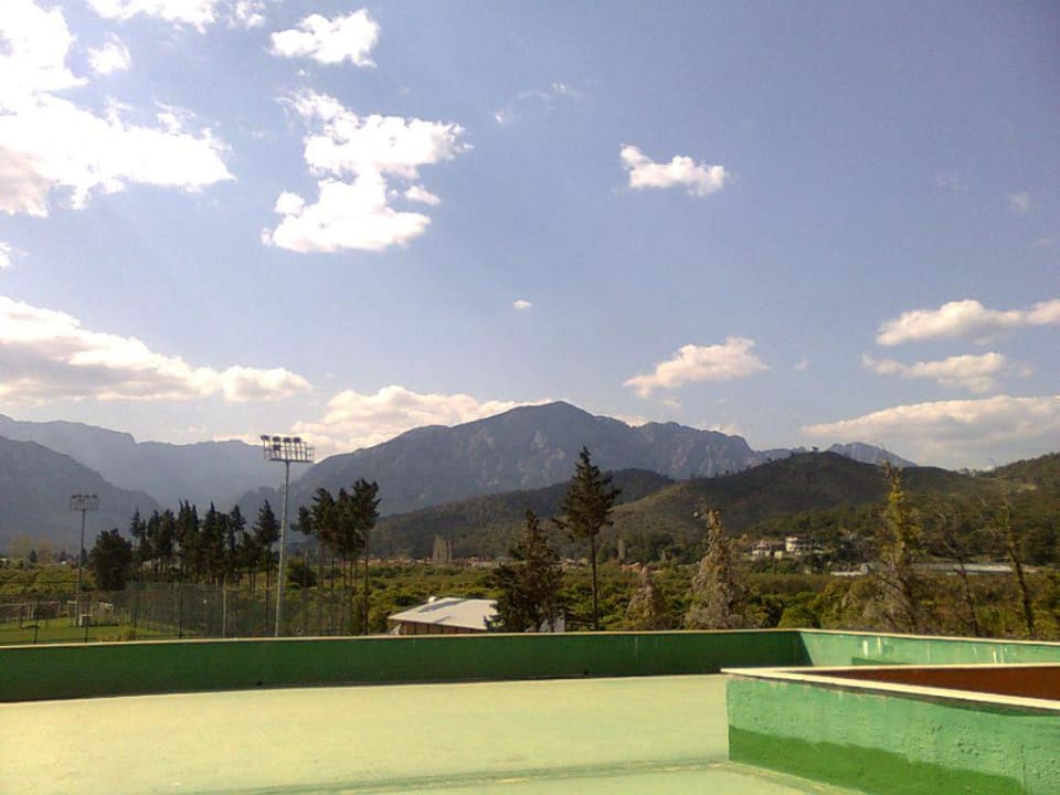 Riesige Terrasse vorm Fenster trübt den Ausblick Limak Limra Hotel & Resort