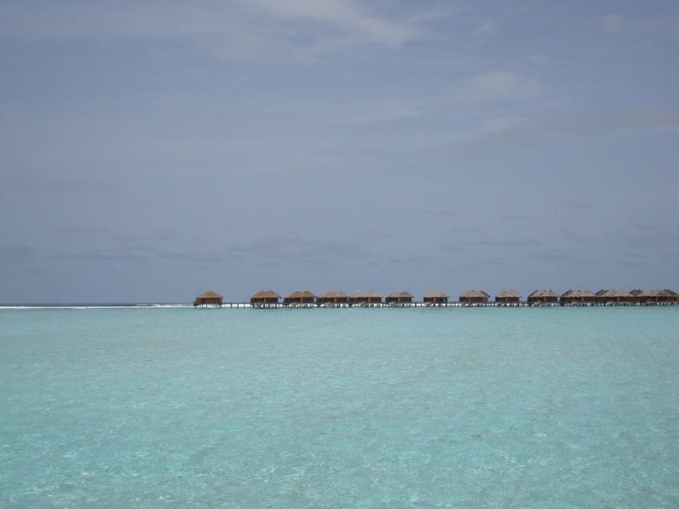 Blick zu den Wasserbungalows Cinnamon Dhonveli Maldives