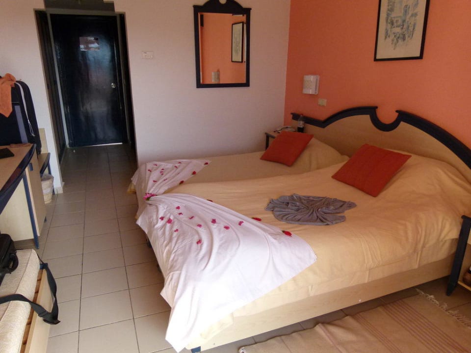 Blick ins Zimmer vom Balkon Iberostar Waves Mehari Djerba
