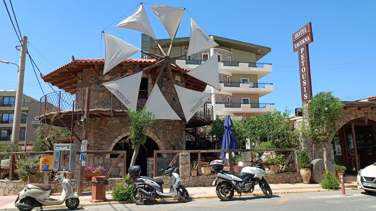 Außenansicht Petousis Hotel & Suites