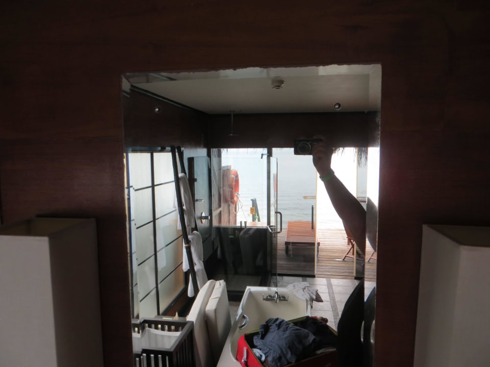 Spiegel absolut verdreckt und Ränder kaputt Adaaran Select Hudhuran Fushi - Premium All Inclusive