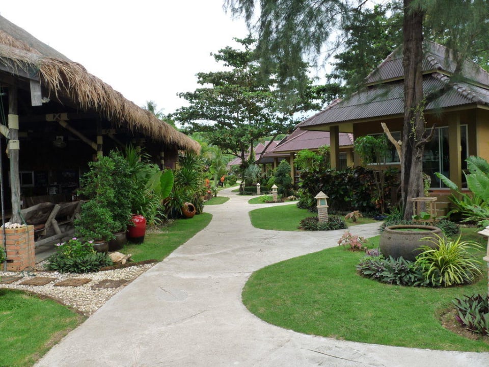 Der Weg zu den Zimmern Hotel Lanta Castaway Resort