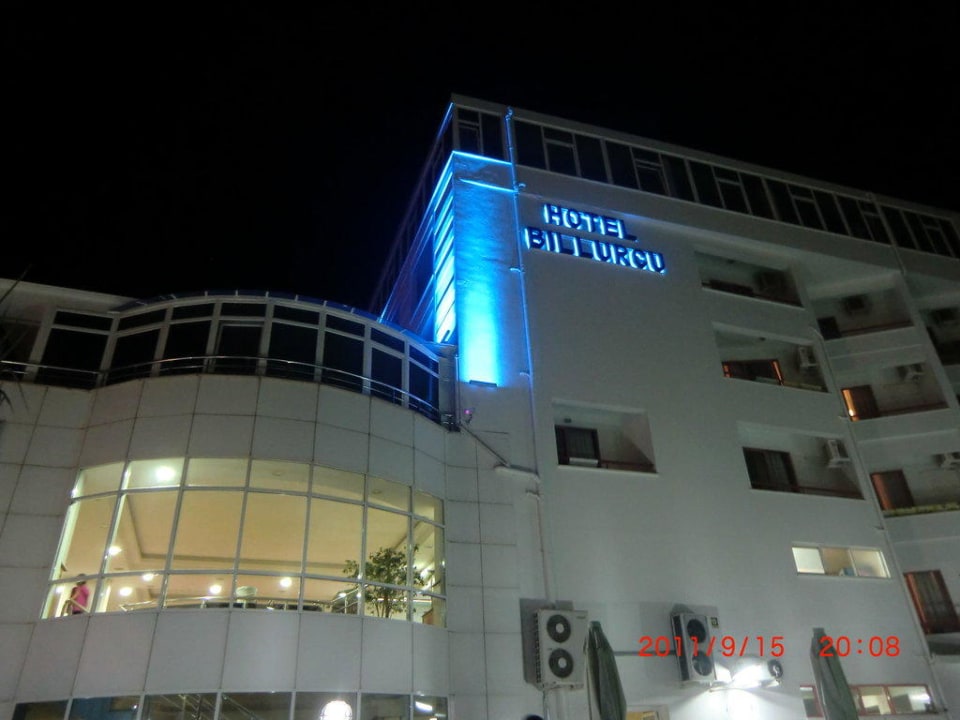 Schriftzug bei Nacht Hotel Billurcu