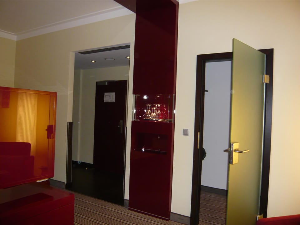 Blick auf den begehbaren Kleiderschrank Steigenberger Hotel Graf Zeppelin