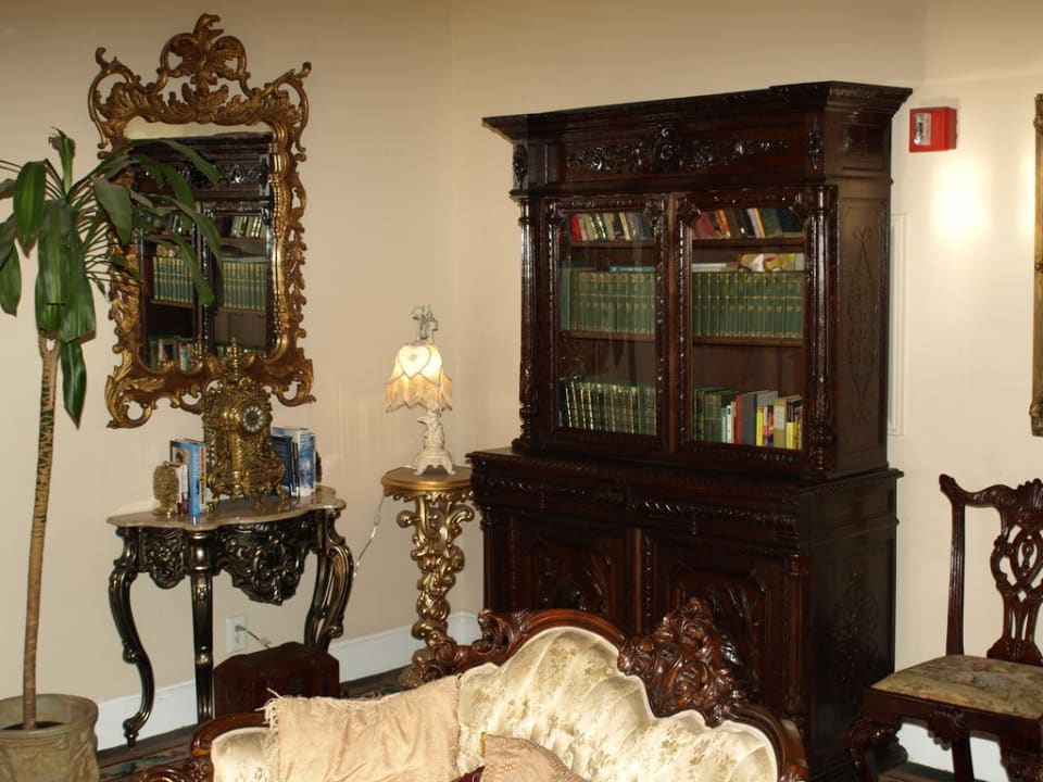 Ebenfalls im Salon Queen Anne Hotel