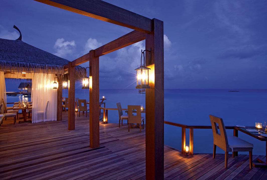 Manta Restaurant by night Constance Moofushi Maldives