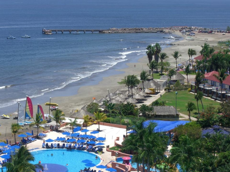Hotelstrand vom Balkon aus Azul Ixtapa Beach Resort & Convention Center