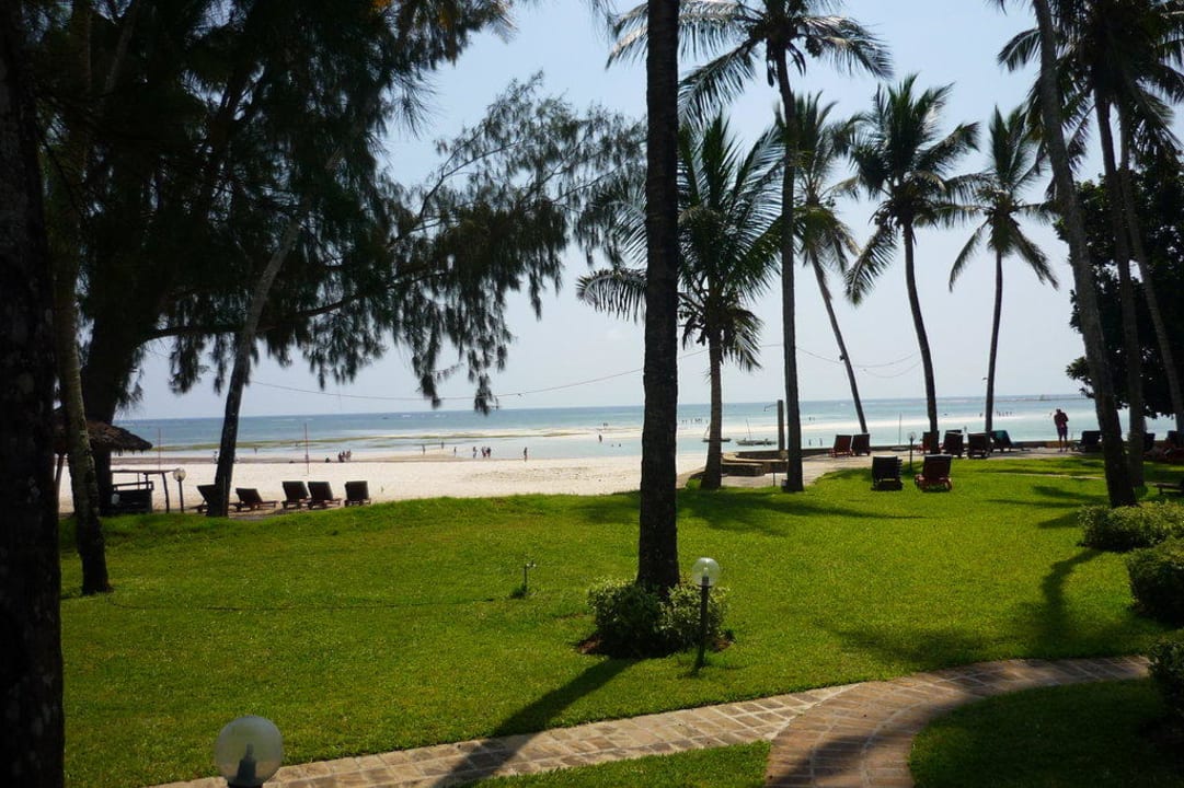 Viel Platz auf der Liegewiese Neptune Village Beach Resort & Spa