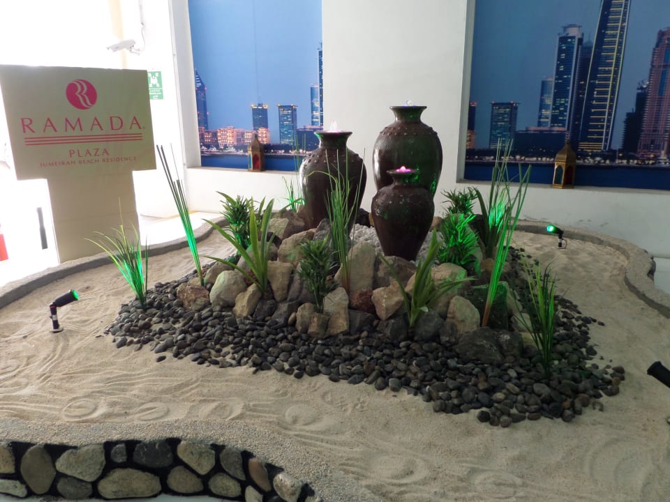 Eingang von der Tiefgarage zum Hotel Delta Hotels by Marriott Jumeirah Beach