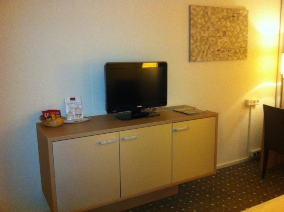 TV und Minibar Vienna House Easy by Wyndham Frankfurt Airport