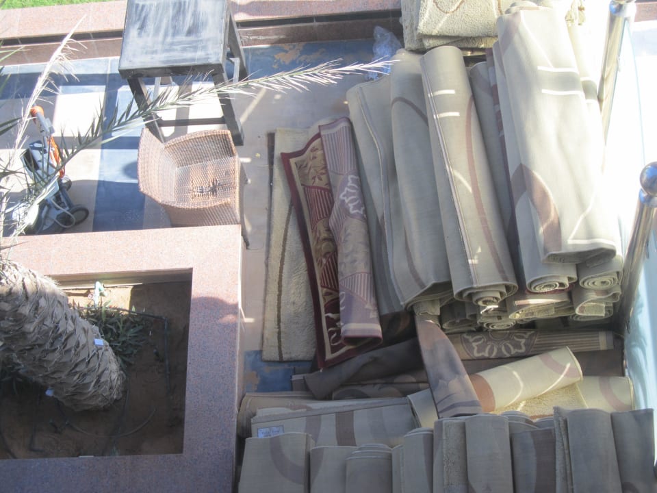 Lagerplatz auf der Gästeterrasse  Staybridge Suites Dubai Internet City, an IHG Hotel