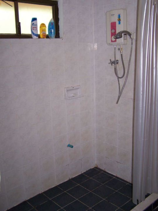 Bad im Standard Bungalow The Fair House Beach Resort