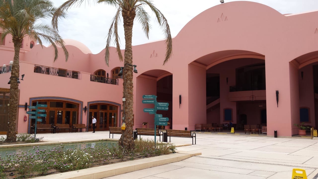 Od strony basenów Mosaique Beach Resort Taba Heights