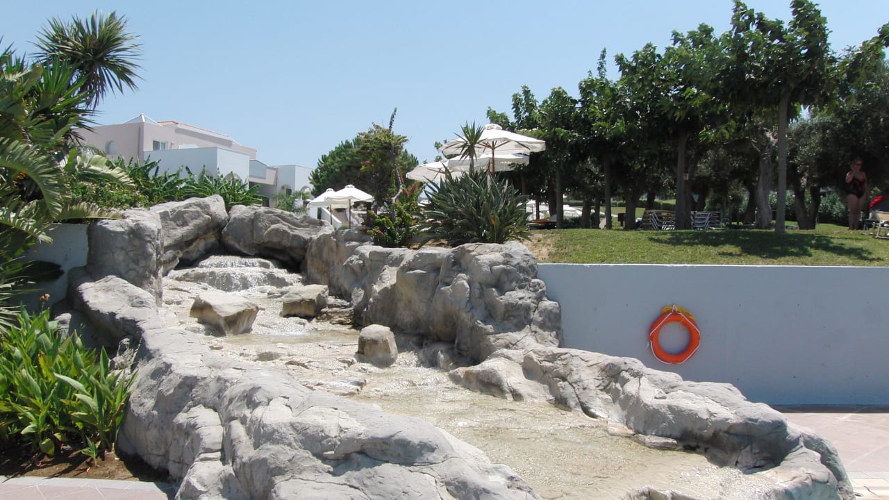 Wasserwege zwischen den Poolanlagen Atlantica Marmari Palace