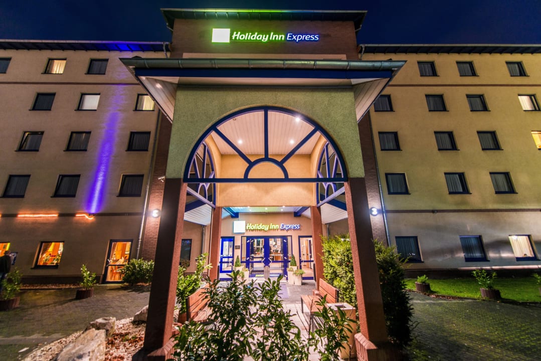 Hoteleingang Holiday Inn Express Köln - Troisdorf