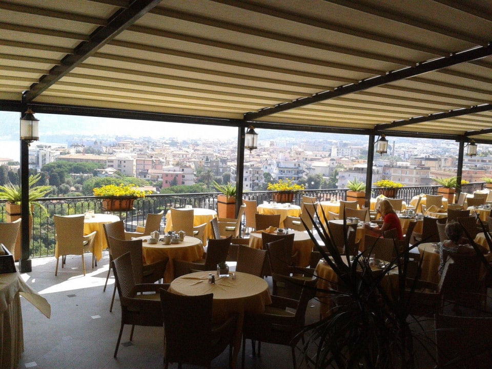 Frühstück mit Blick über Sorrent Grand Hotel Capodimonte