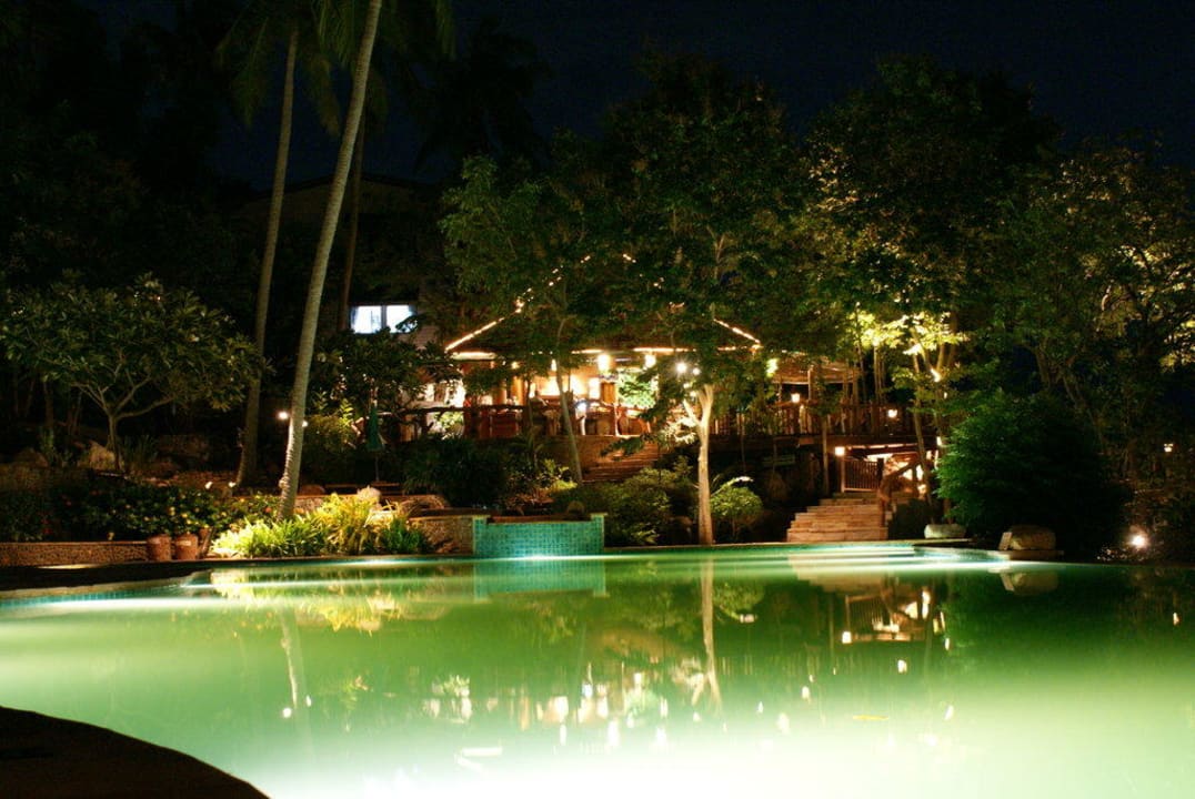 Pool und Pool-Bar-Restaurant bei Nacht Panviman Resort Koh Phangan