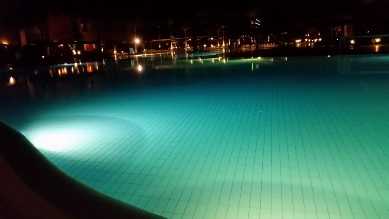 Lichterstimmung am großen Pool Jaz Makadi Oasis Resort