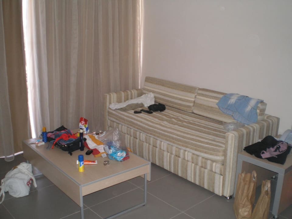 Piccolo salotto con tv e divano Atlantica Mikri Poli Crete