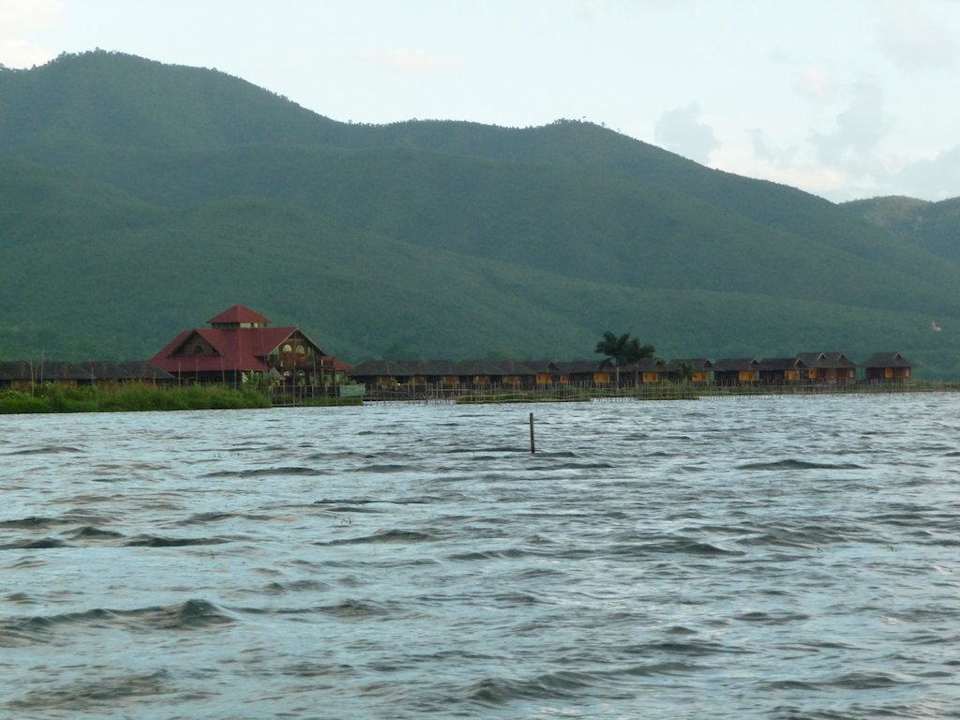 Die Ansicht von weiten bie der Anfahrt Hotel Golden Island Cottages 1 & 2