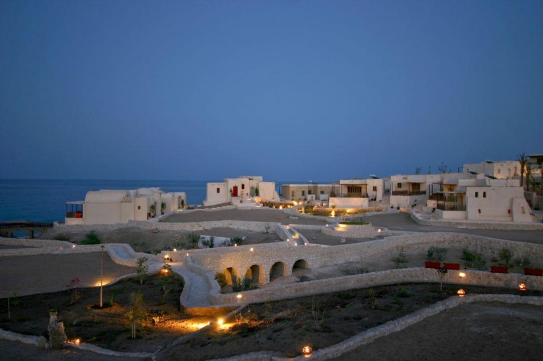 Das Oasis bei Nacht The Oasis Dive Resort