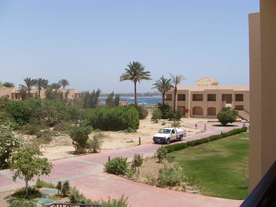 Hintere Ansicht am Rand der Anlage Cleopatra Luxury Resort Makadi Bay
