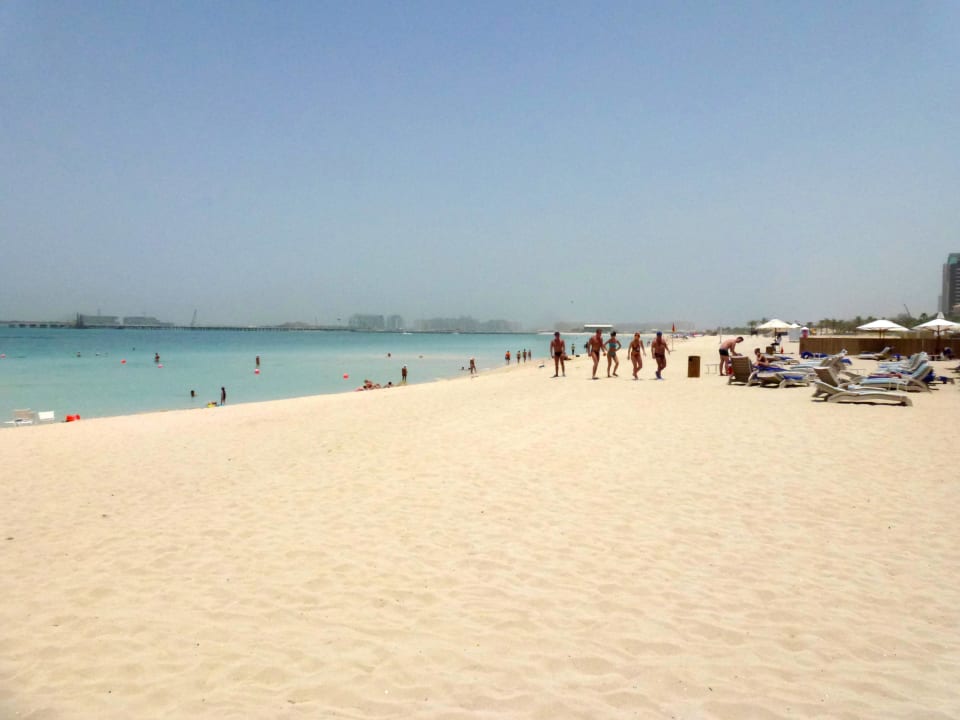 Strand mit Blick auf die Palm Hilton Dubai Jumeirah