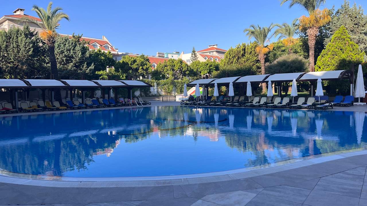 Pool Side Breeze Hotel