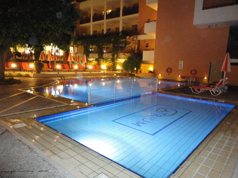 Der Pool am Abend Atrium Ambiance Hotel