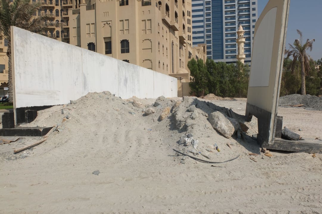 Grenze am Strand. Kein Spaziergang möglich Bahi Ajman Palace Hotel