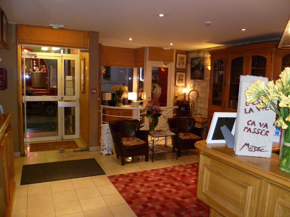 Rechts die Reception Hotel des Arts Montmatre
