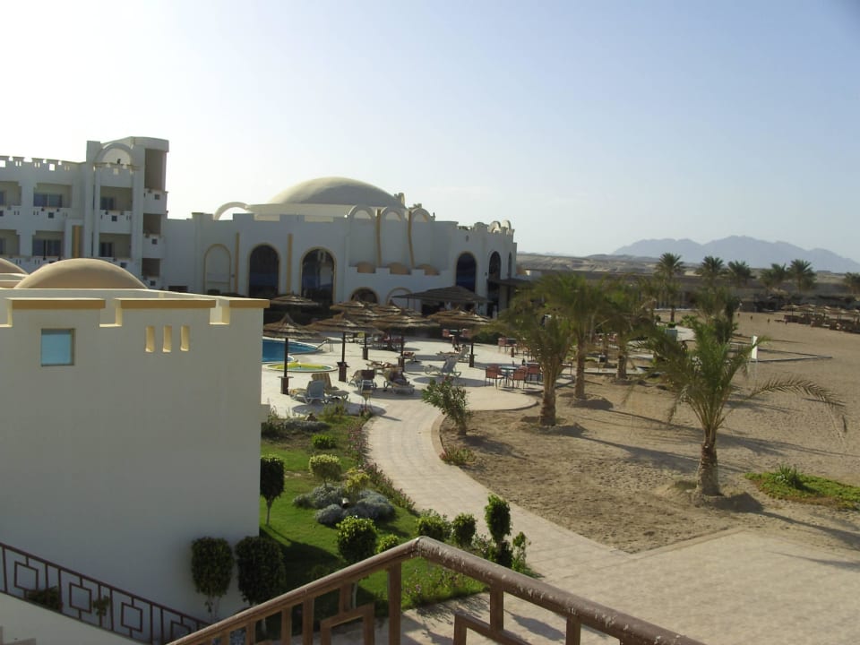 Blick von oben auf den Strand Coral Sun Beach