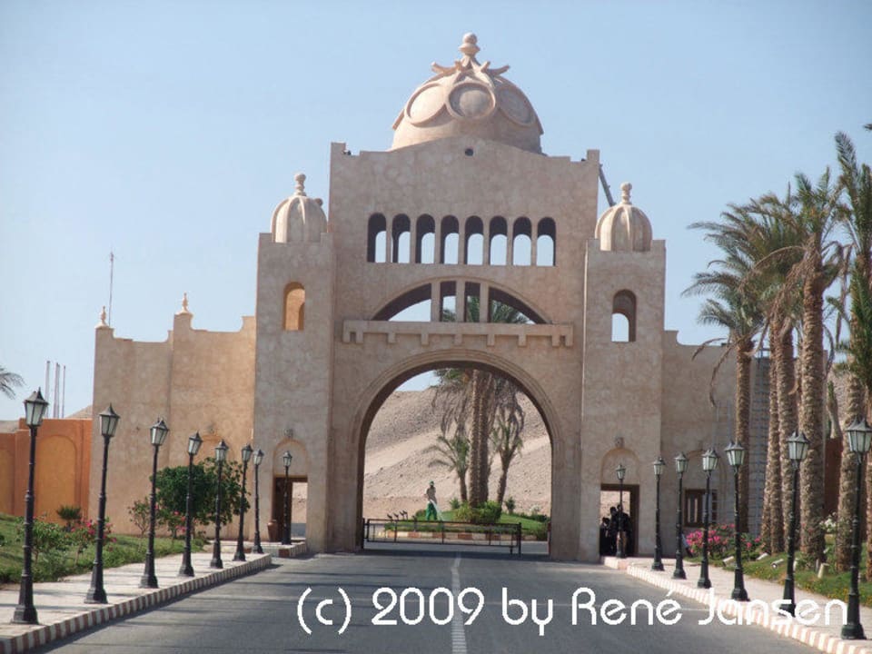 Das Eingangstor von hinten SUNRISE Royal Makadi Resort