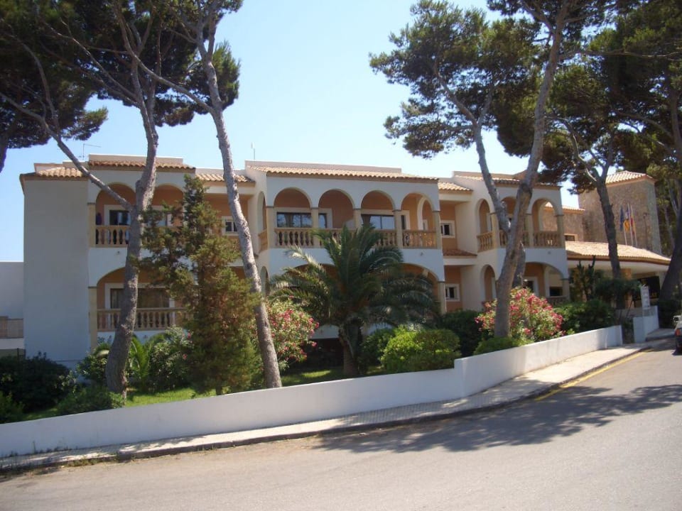Hotel von der Straßenseite Hotel Cala Gat