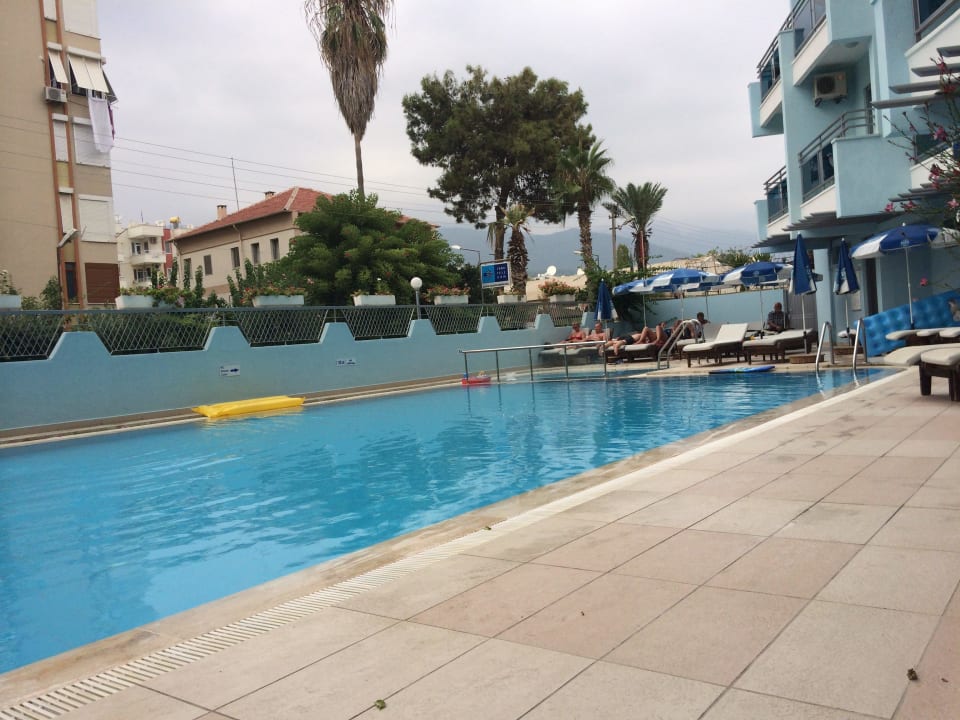 Der größere Pool  Blue Diamond Alya