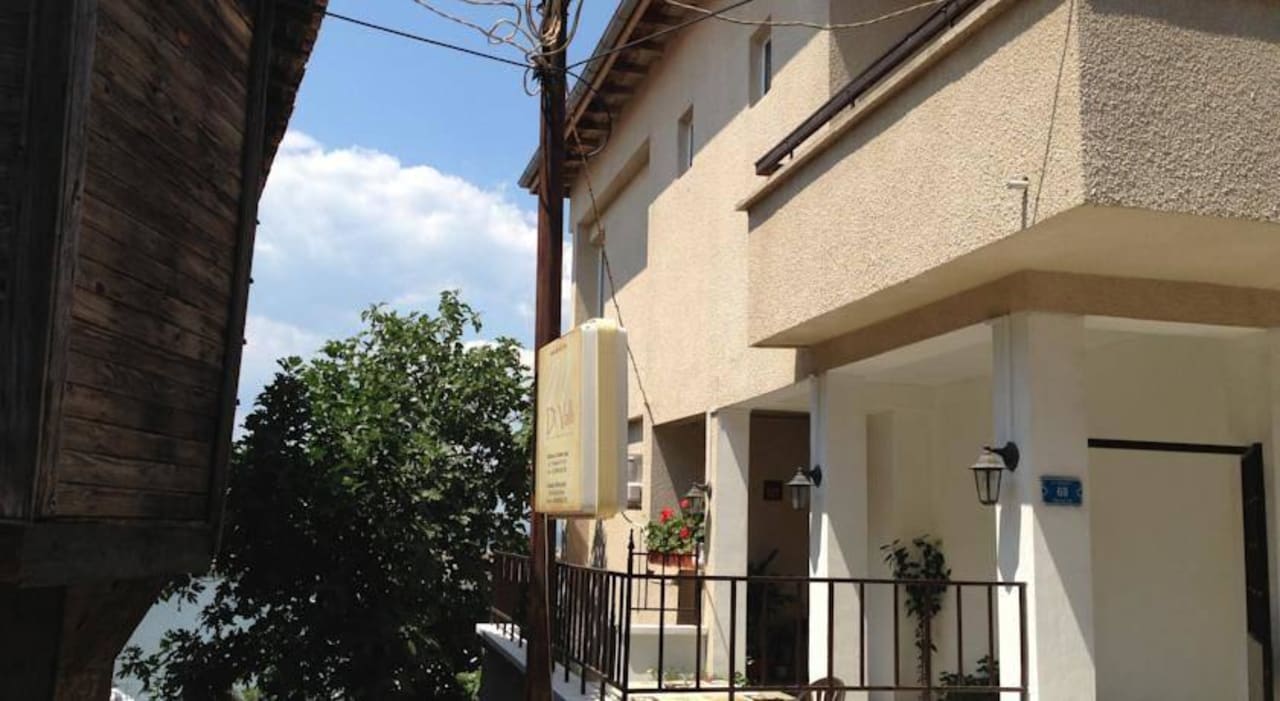 The main entrance of the guesthouse Vesela Guesthouse Vesela