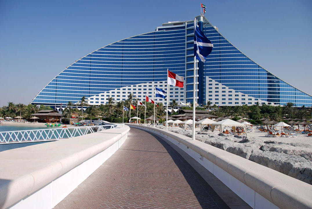 Отель со стороны моря Jumeirah Beach Hotel
