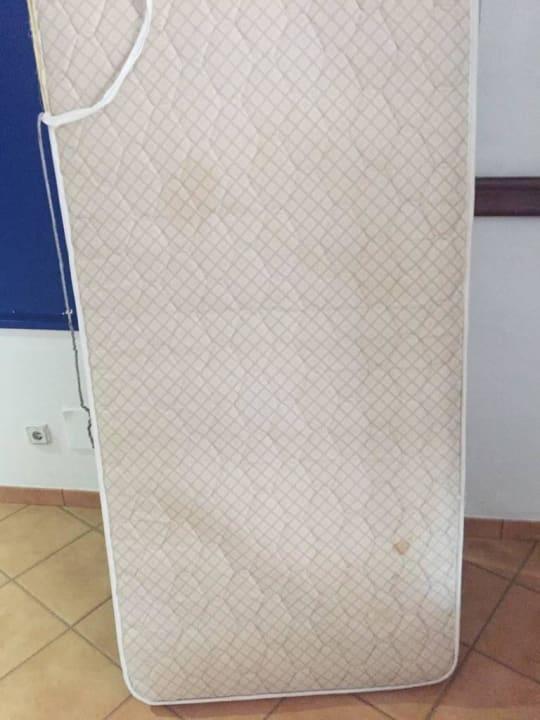 Matrazen haben auch schon bessere Zeiten gesehen SBH Fuerteventura Playa