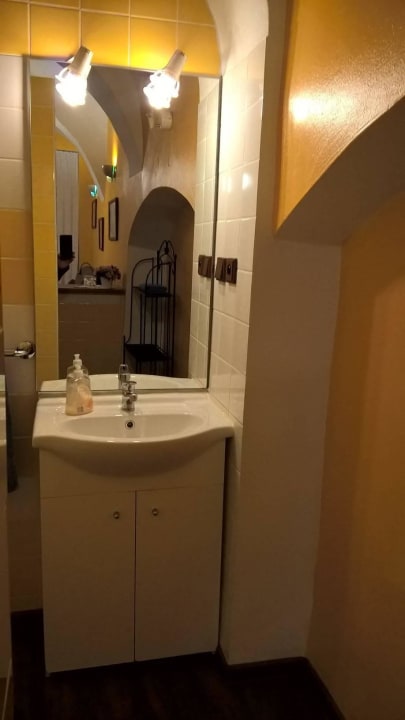 Hinter einer Abtrennung im Zimmer Centrum Tiffany Pension