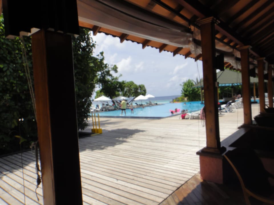 Pool & Meerblick von der Mainbar aus Adaaran Select Meedhupparu Island Resort - Premium All Inclusive